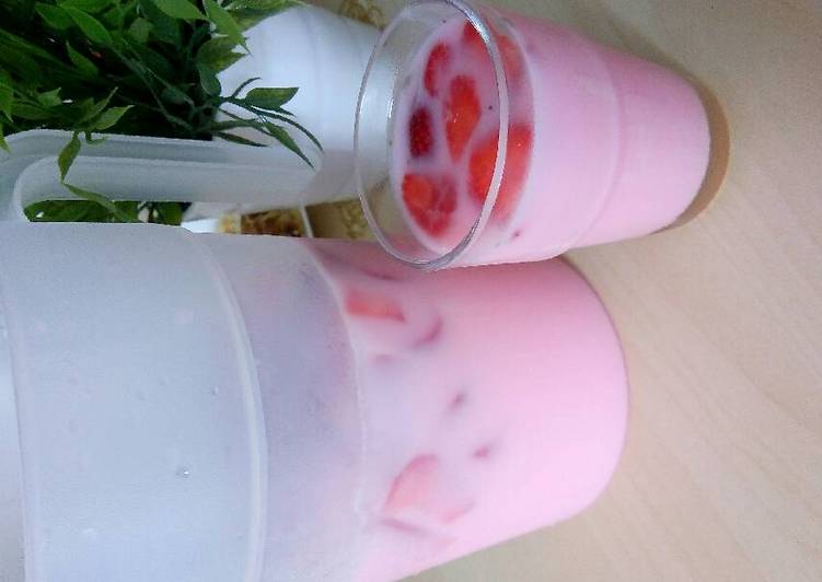 bahan dan cara membuat Es susu strawberry ??