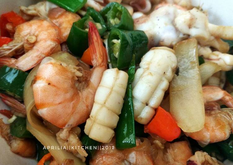 Resep Tumis cumi udang cabe ijo Oleh aprilia_kitchen