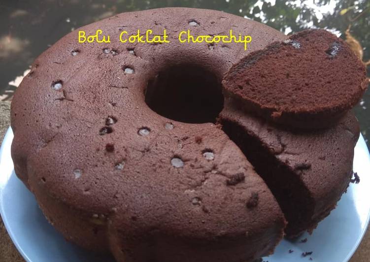 bahan dan cara membuat Bolu Coklat Chocochip