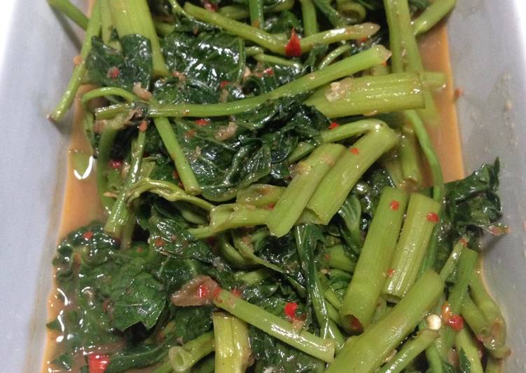 bahan dan cara membuat Tumis kangkung belacan