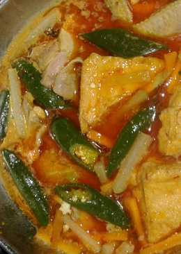Sayur tahu dan ayam bumbu kuning