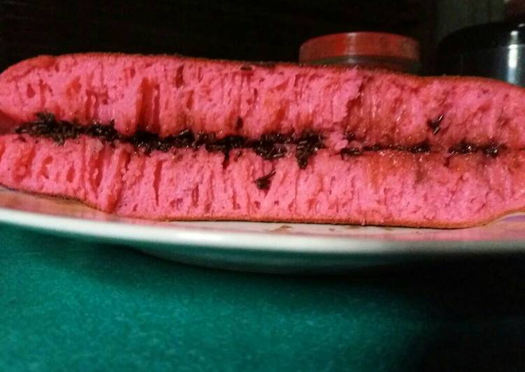 bahan dan cara membuat Martabak red velvet