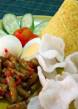 Nasi Kuning dan Buncis Balado