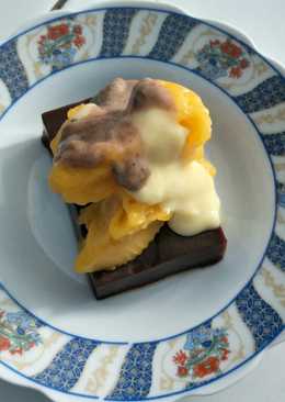 Puding coklat dengan es krim mangga dan fla