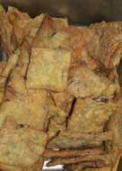 Keripik bawang kemangi