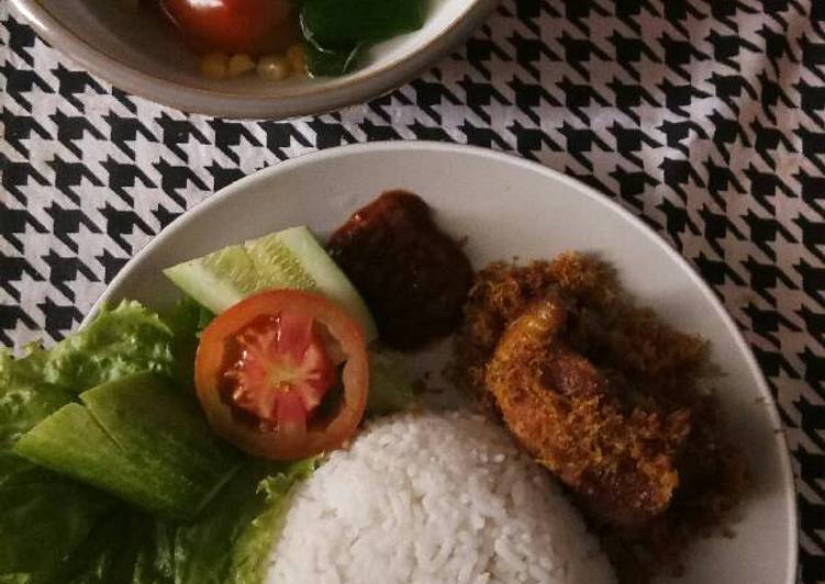 bahan dan cara membuat Ayam Serundeng