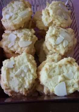 Almond crispy cheese cookies