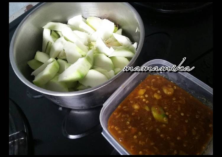 resep lengkap untuk Rujak mangga muda sehahh.