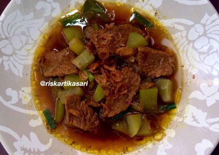 bahan dan cara membuat Rawon Daging Labu Siam (Bumbu Instan)