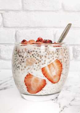 Chia Pudding with Banana Smoothie