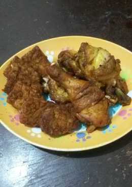 Ayam, tempe goreng serundeng laos