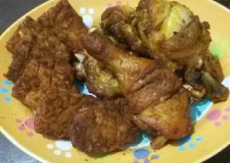 gambar untuk resep makanan Ayam, tempe goreng serundeng laos