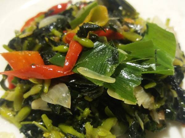 Tumis daun bunga pepaya ala-ala manado