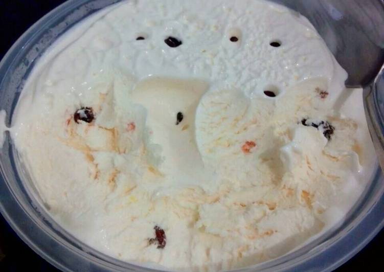 gambar untuk resep Homemade Vanilla Chocochips Rhum Raisin Ice Cream