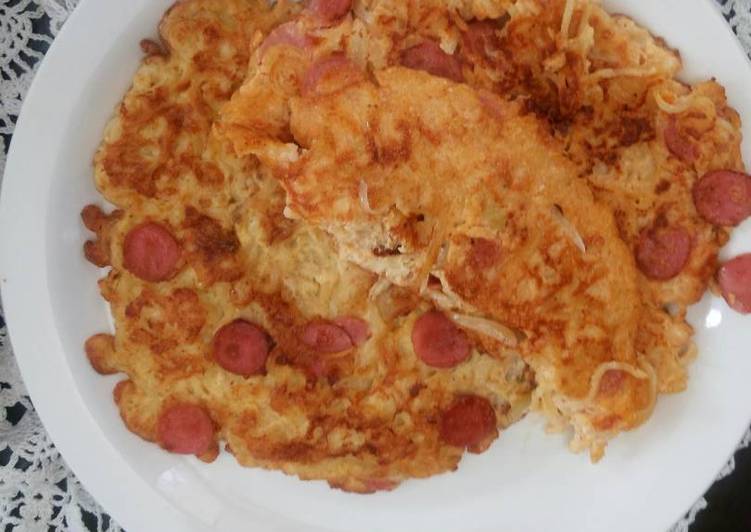 gambar untuk cara membuat Martabak mi keju / omelette mi keju sosis