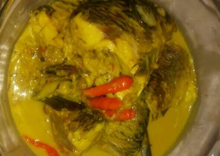 cara membuat Ikan mas kuah santan kuning