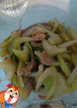 Seledri besar dengan daging ayam