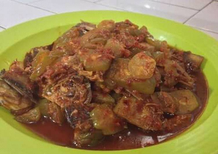 bahan dan cara membuat Sambalado belimbing wuluh plus ikan asin