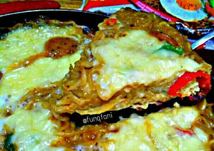 resep makanan Pizza Mie Teflon bikin ngiler pake Mie Instan Goreng