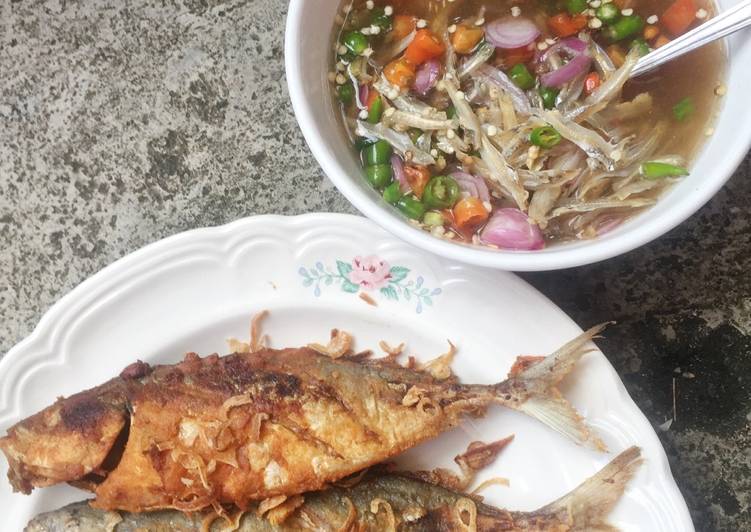 bahan dan cara membuat Ikan goreng + kuah teri asam pedas