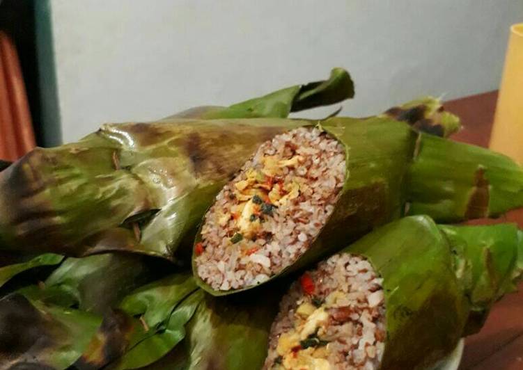 resep lengkap untuk Nasi merah bakar isi ayam suwir