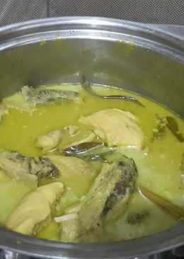 Opor ayam bumbu kuning