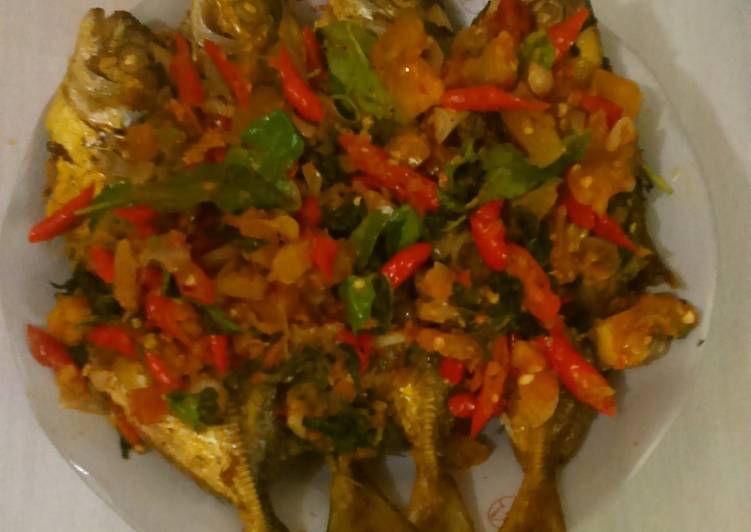 resep lengkap untuk Ikan Kuwe Goreng Sambal Dabu-Dabu