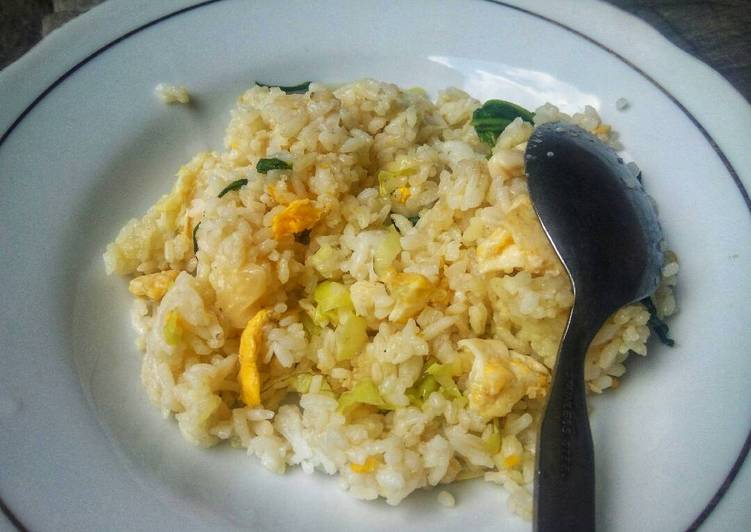 bahan dan cara membuat Nasi goreng sederhana untuk sarapan