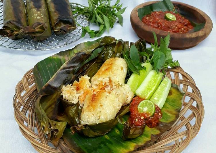 bahan dan cara membuat Nasi Bakar ayam suwir pedas