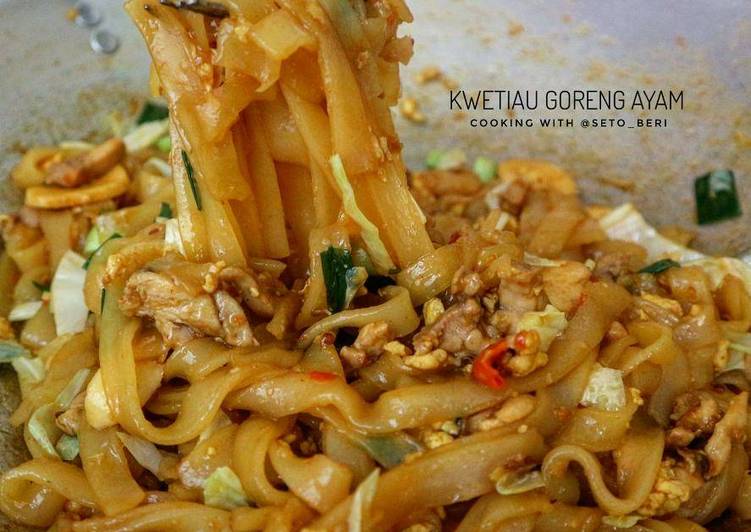 bahan dan cara membuat Kwetiau goreng ayam