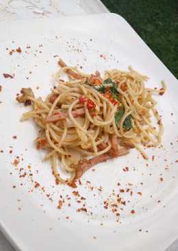 Spaghetti Aglio Olio with mushroom and smoked beef