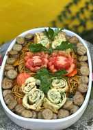 Mie urai goreng topping sosis ayam dan telur dadar