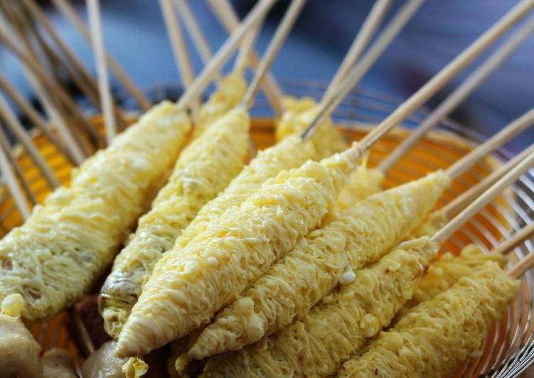 gambar untuk cara membuat Sate telur gulung