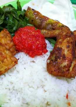 Ayam penyet sambal tomat kulit jeruk purut