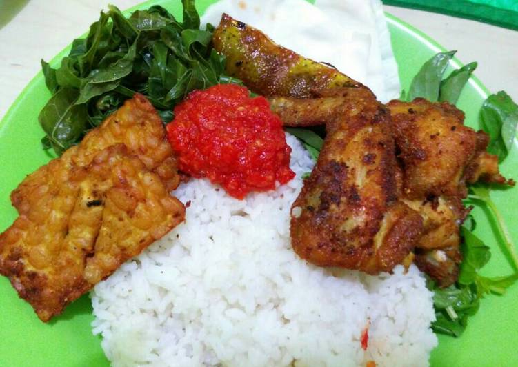 resep makanan Ayam penyet sambal tomat kulit jeruk purut