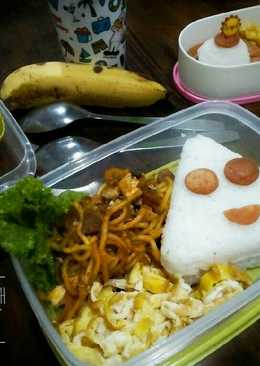 Bekal Sekolah: onigiri abon, mie goreng, telor dadar, jelly