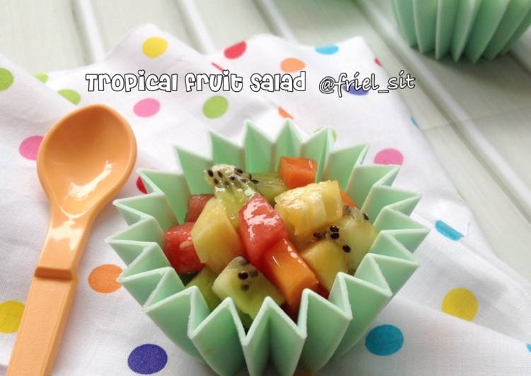 bahan dan cara membuat Tropical fruit salad with honey-lemon dressing