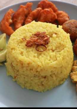 Nasi Kuning lauk udang, telur dan perkedel