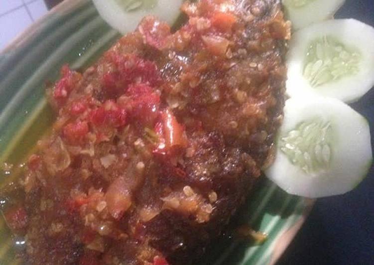 resep makanan Ikan nila goreng bumbu sambal cobek