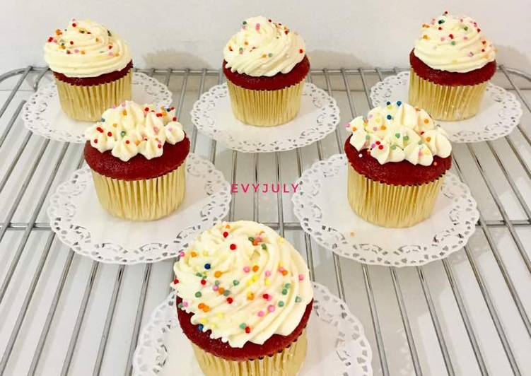 cara membuat Red Velvet Cupcake with Cream Cheese Frosting