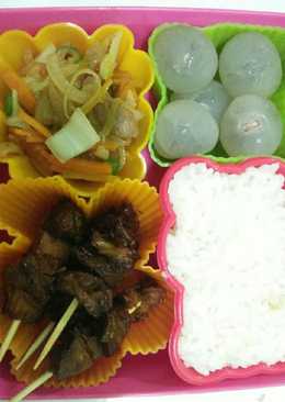 Bekal Sekolah Khansa : nasi, tumis wortel&kol, sate ayam dan lengkeng