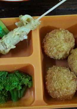 Bola bola nasi bekal anak