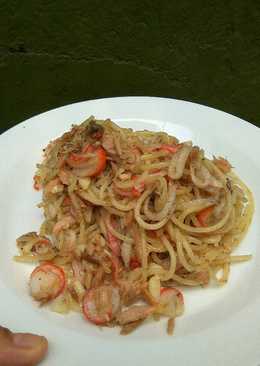 Spaghetti aglio olio with tuna & crab stick