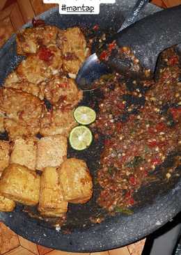 Sambal terasi ditemani tempe geprek tahu goreng