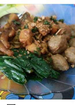 Mie ayam goreng bakso ceker