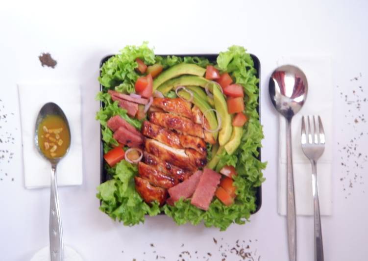 cara membuat Honey Mustard Chicken Salad with Avocado 'n Smoke Beef