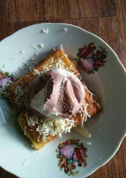 Roti pisang coklat dengan taburan keju dan es krim