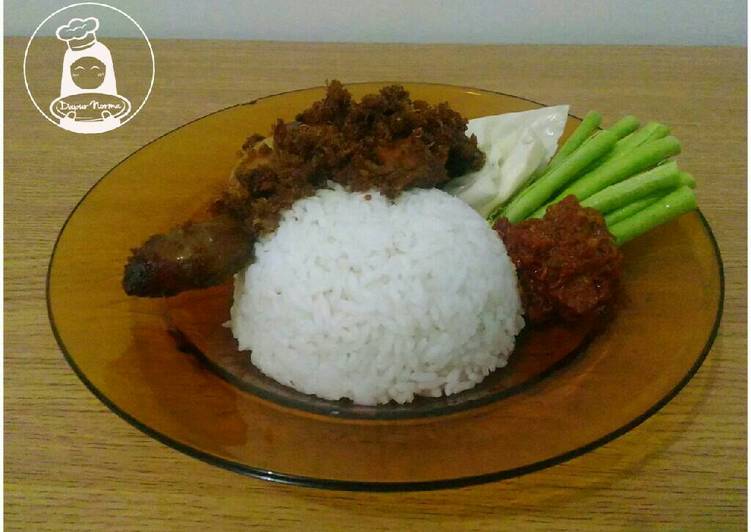 bahan dan cara membuat Ayam Goreng Lengkuas dan Lalapan