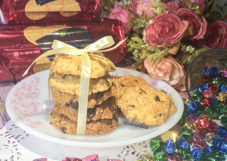 gambar untuk resep Choco Chips Marie Regal Oatmeal Cookies by @olinyolina