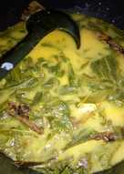 Gulai daun singkong dan ikan salai